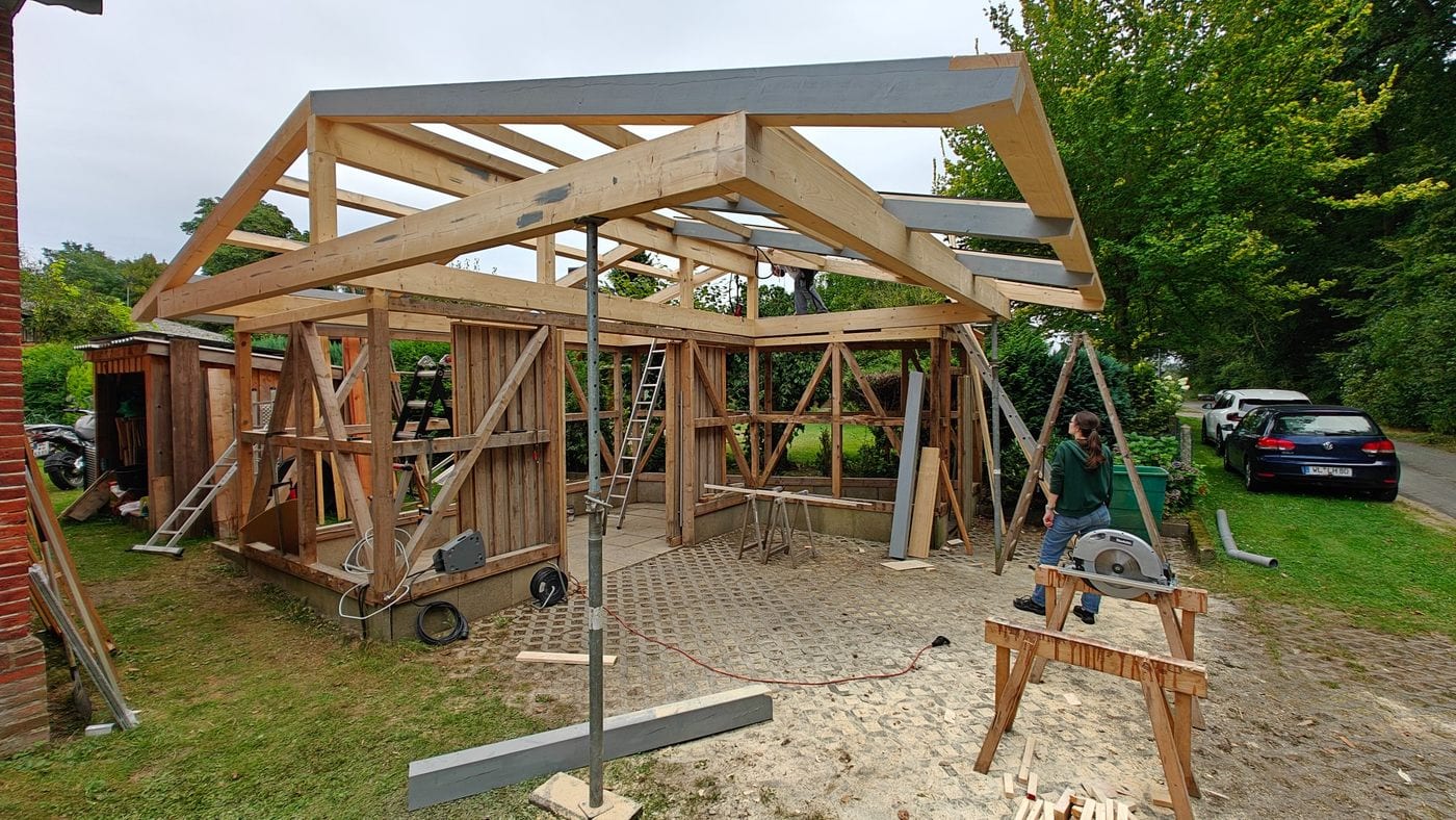 Carport-Dachkonstruktion aus Holz im Aufbau mit Satteldach