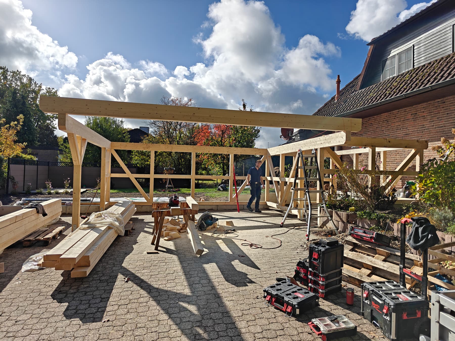 Carport-Überdachung im Aufbau