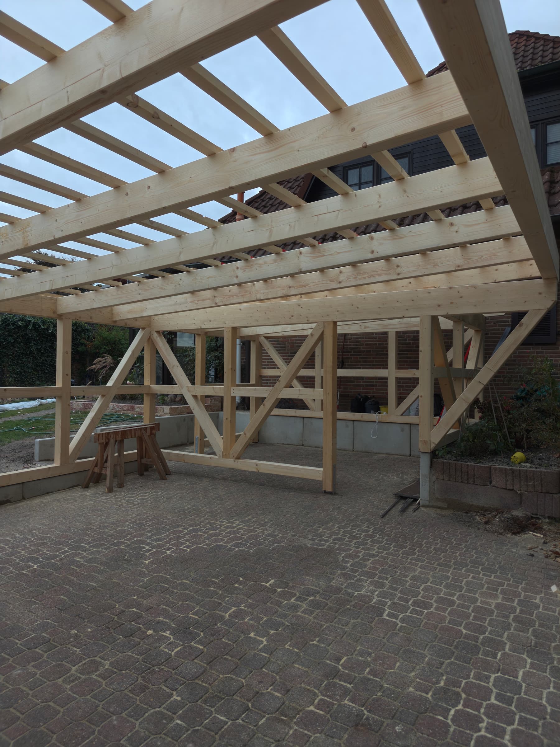 Carport-Überdachung im Aufbau