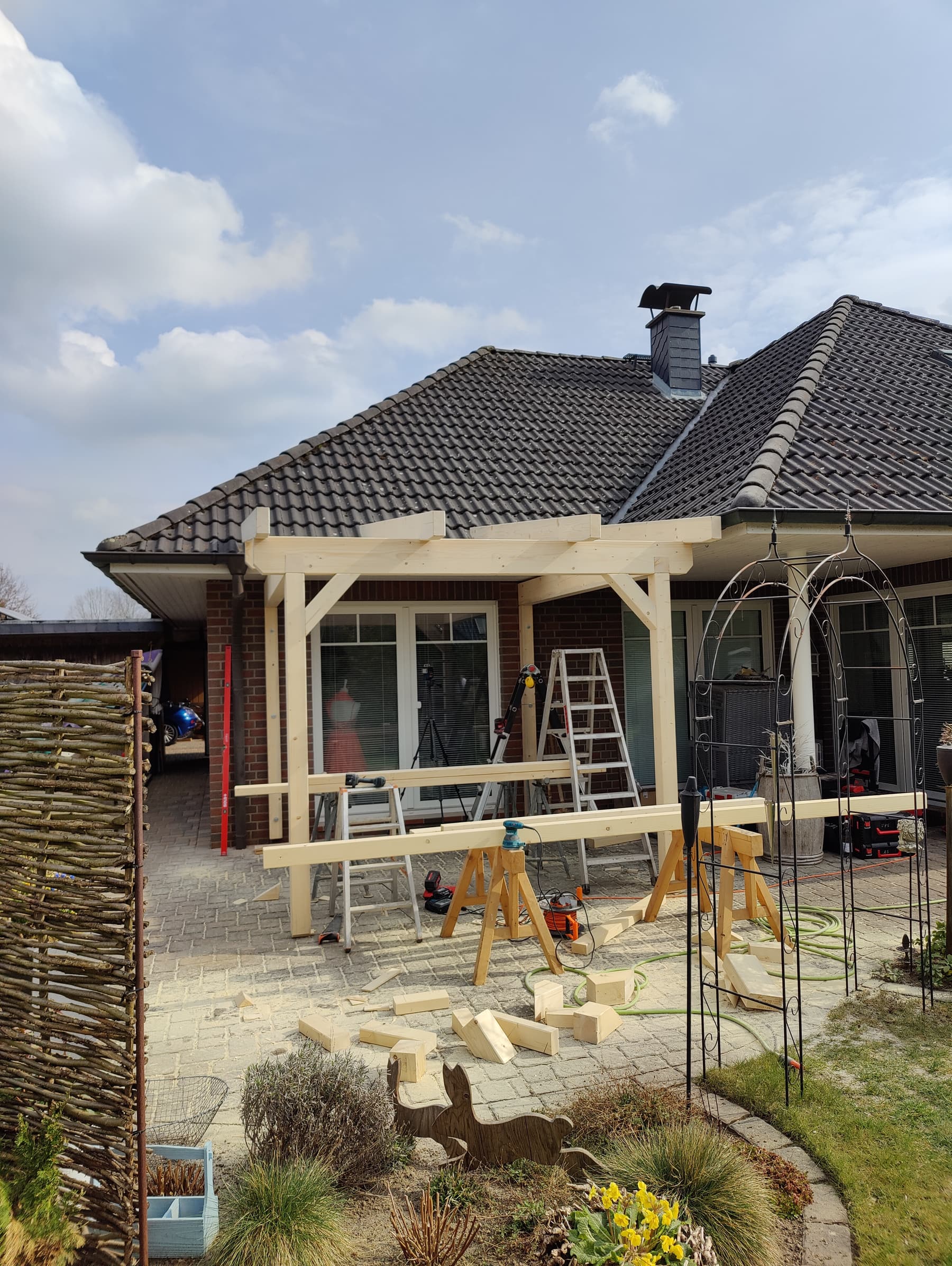 Carport-Überdachung vor einem Wohnhaus