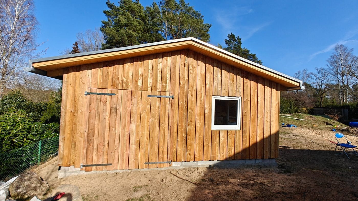 Gartenhaus mit Holzfassade im Bau