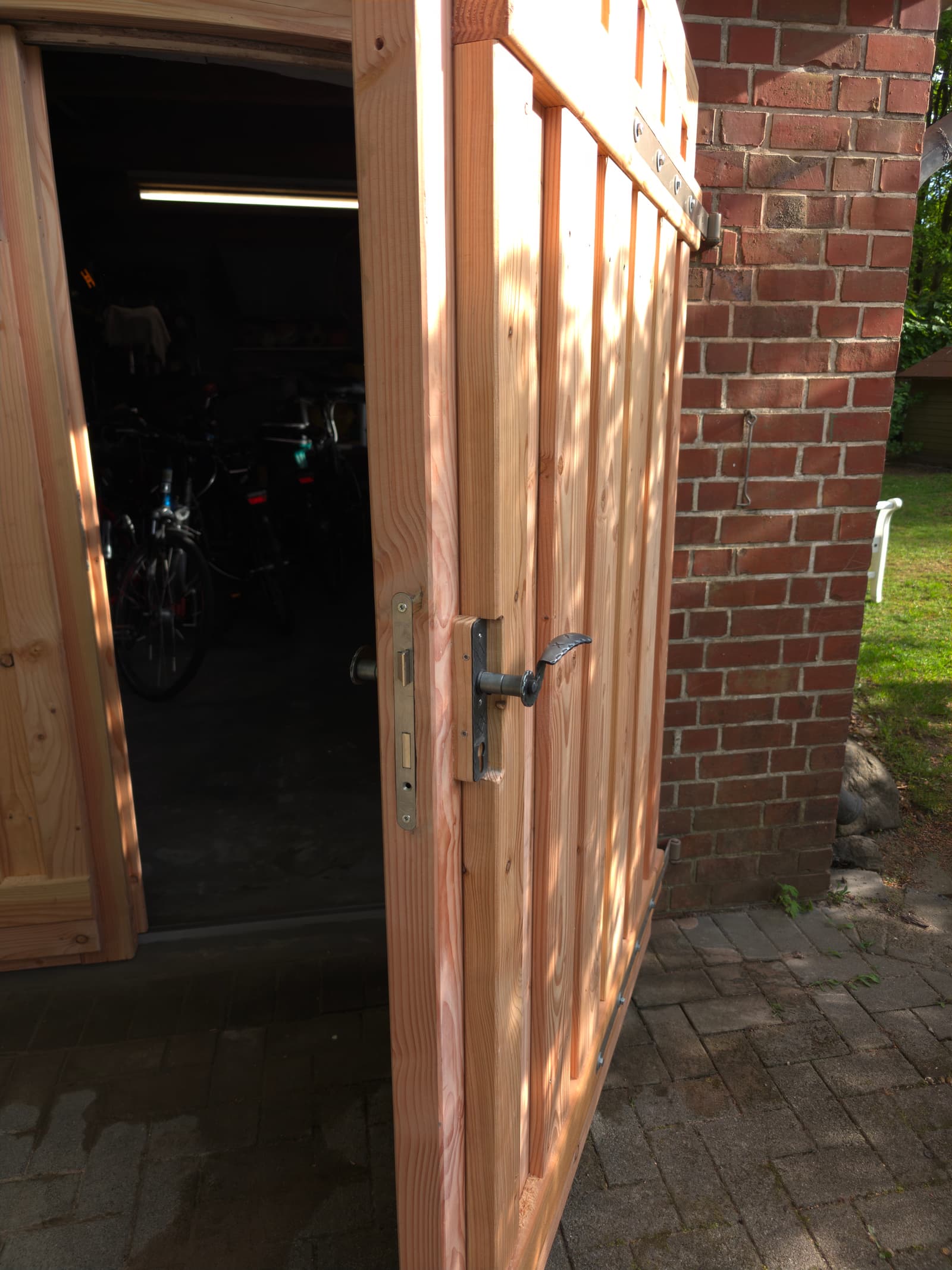 Beschlagdetail an einem Holztor