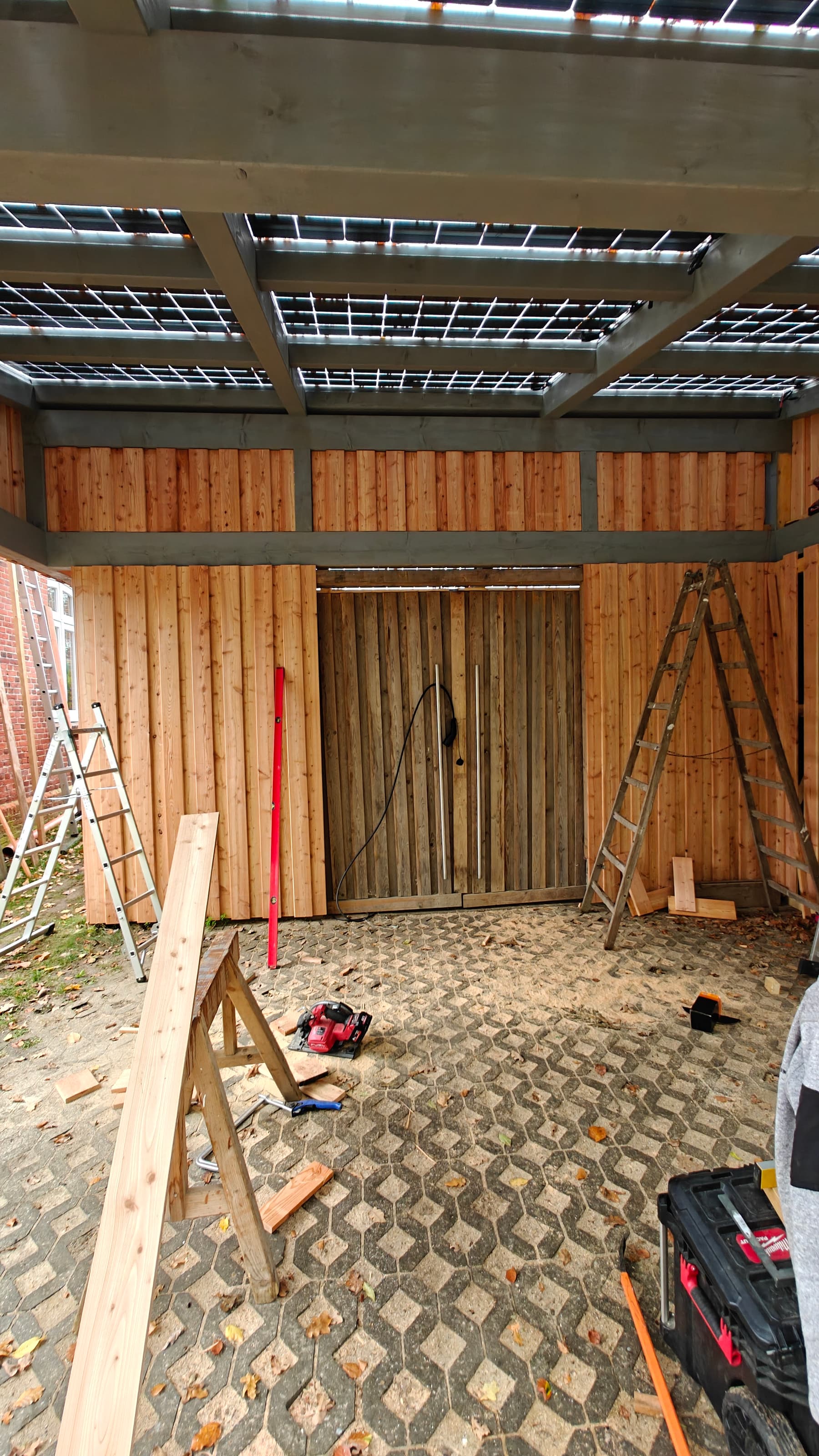 Maßgefertigtes Schiebetor aus Holz