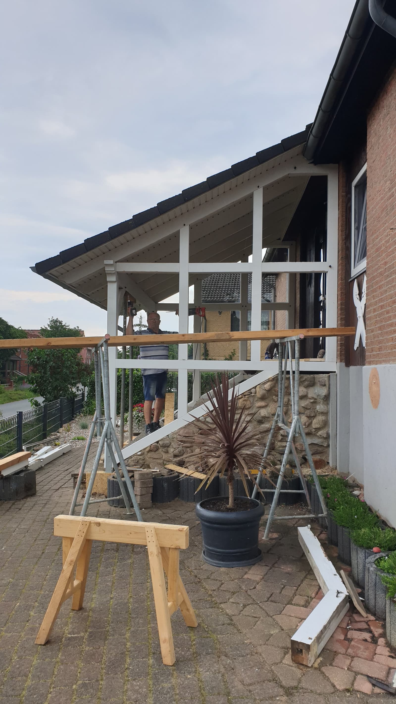 Weiße Holz-Überdachung an einem Haus