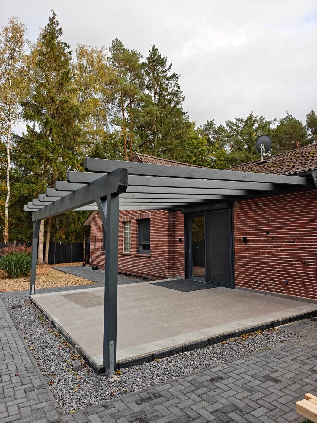 Carport mit Schuppen im Garten